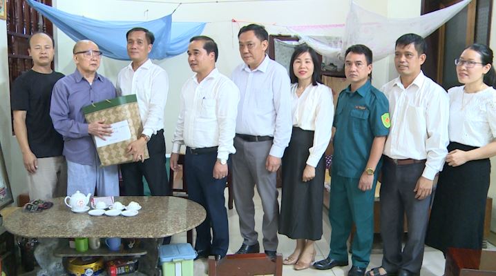Đồng chí Bí thư Đảng uỷ xã – Tô Văn Sáng thăm, tặng quà các gia đình chính sách, người có công nhân kỷ niệm 78 năm Ngày Thương binh - Liệt sĩ (27/7/1947 – 27/7/2025)- Ảnh 2.