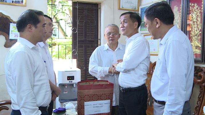 Đồng chí Bí thư Đảng uỷ xã – Tô Văn Sáng thăm, tặng quà các gia đình chính sách, người có công nhân kỷ niệm 78 năm Ngày Thương binh - Liệt sĩ (27/7/1947 – 27/7/2025)- Ảnh 3.