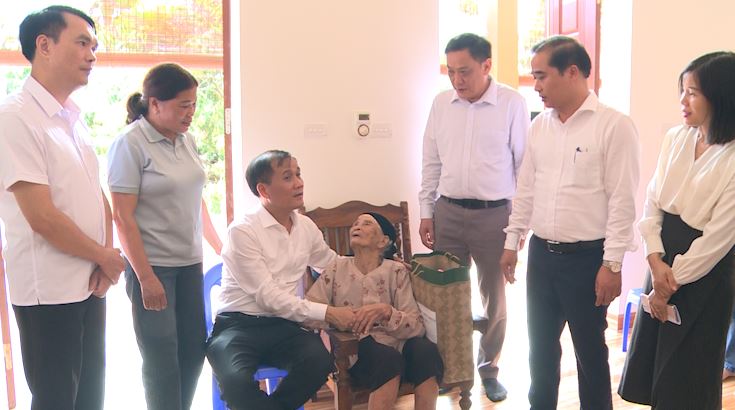 Đồng chí Bí thư Đảng uỷ xã – Tô Văn Sáng thăm, tặng quà các gia đình chính sách, người có công nhân kỷ niệm 78 năm Ngày Thương binh - Liệt sĩ (27/7/1947 – 27/7/2025)- Ảnh 1.