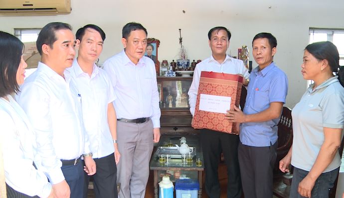 Đồng chí Bí thư Đảng uỷ xã – Tô Văn Sáng thăm, tặng quà các gia đình chính sách, người có công nhân kỷ niệm 78 năm Ngày Thương binh - Liệt sĩ (27/7/1947 – 27/7/2025)- Ảnh 4.