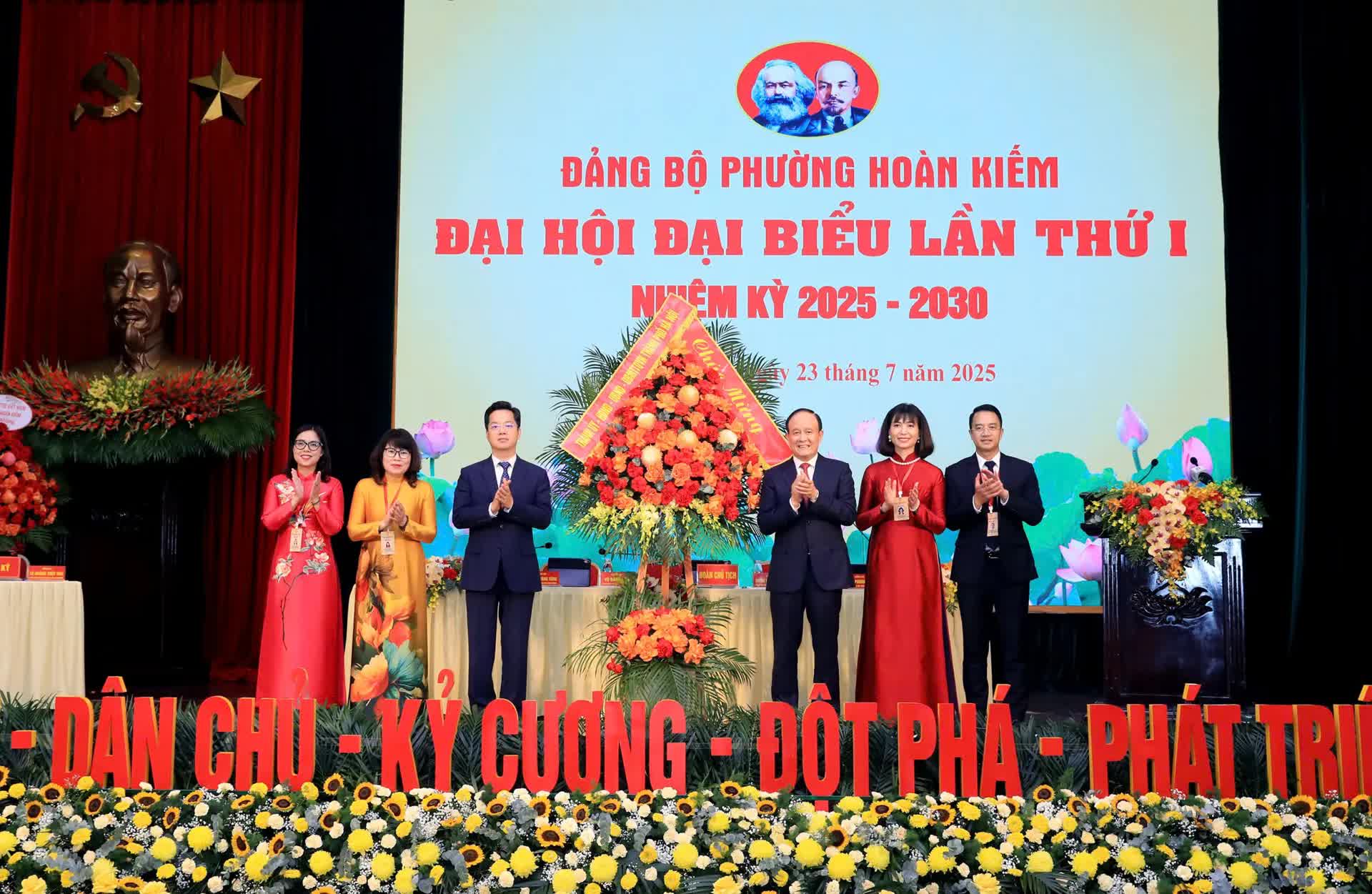 Đại hội đại biểu Đảng bộ phường Hoàn Kiếm lần thứ I, nhiệm kỳ 2025 - 2030- Ảnh 1.