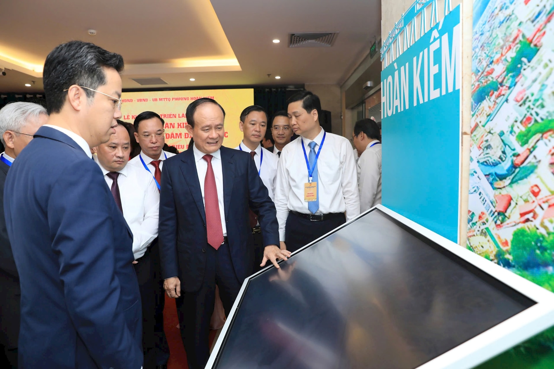 Khai mạc triển lãm “Phát triển Hoàn Kiếm số - Văn minh, hiện đại, đậm đà bản sắc”- Ảnh 4.