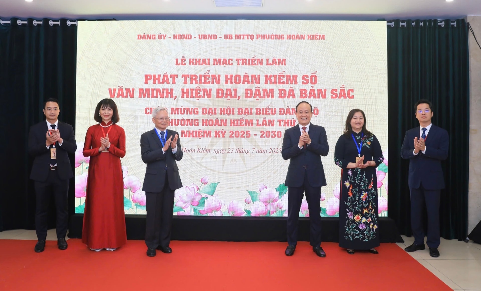 Khai mạc triển lãm “Phát triển Hoàn Kiếm số - Văn minh, hiện đại, đậm đà bản sắc”- Ảnh 2.
