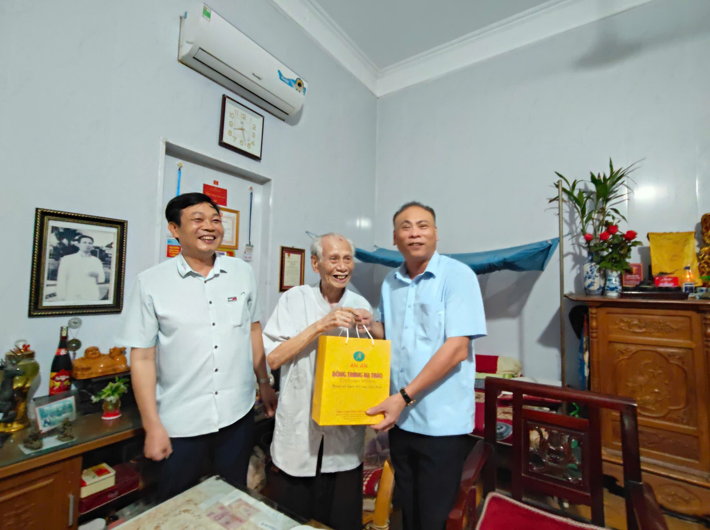 Lãnh đạo xã Đan Phượng thăm, tặng quà người có công và gia đình chính sách trên địa bàn xã.- Ảnh 1.
