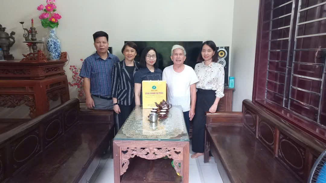 Lãnh đạo xã Đan Phượng thăm, tặng quà người có công và gia đình chính sách trên địa bàn xã.- Ảnh 2.