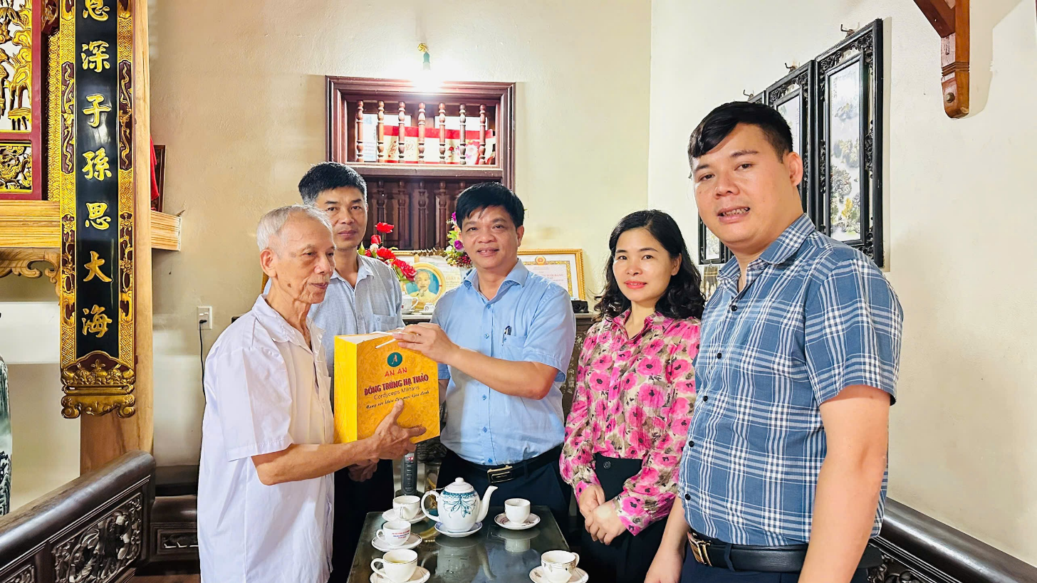 Lãnh đạo xã Đan Phượng thăm, tặng quà người có công và gia đình chính sách trên địa bàn xã.- Ảnh 3.
