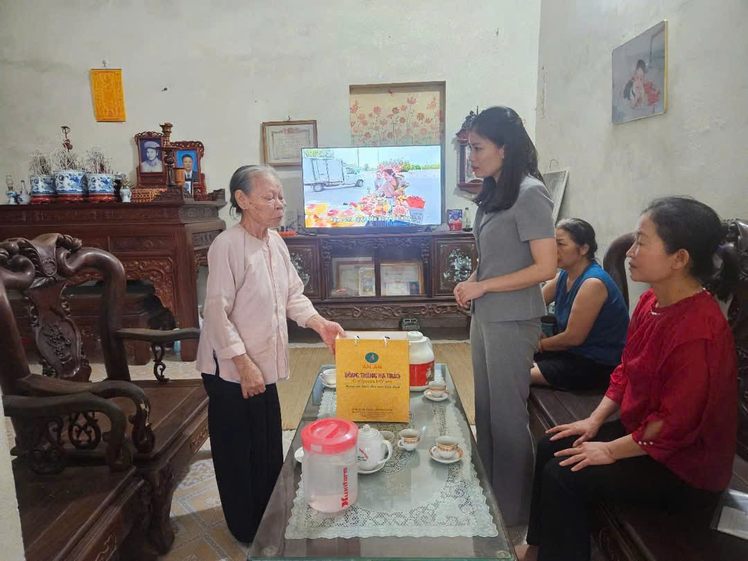 Lãnh đạo xã Đan Phượng thăm, tặng quà người có công và gia đình chính sách trên địa bàn xã.- Ảnh 4.