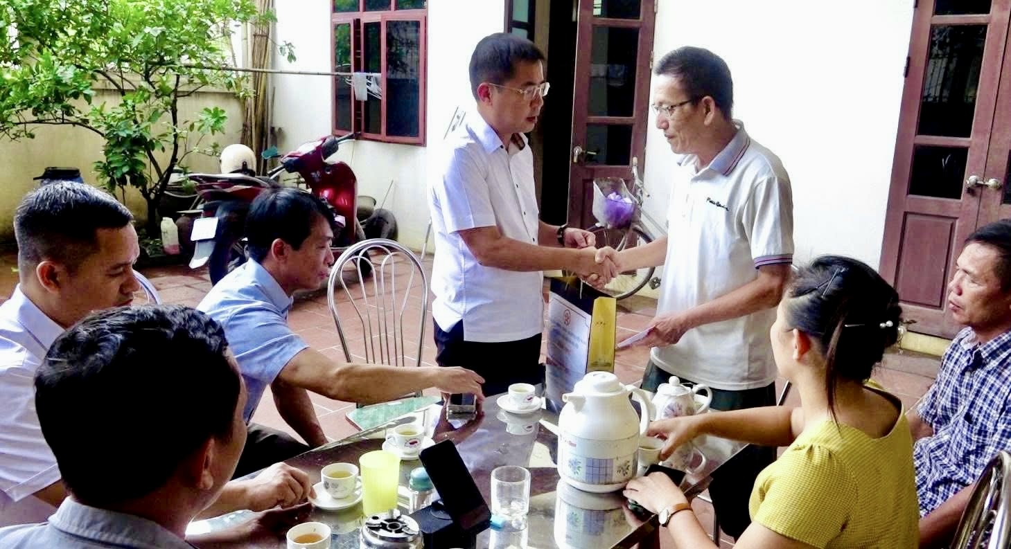 Lãnh đạo xã Ô Diên thăm, tặng quà người có công, gia đình chính sách tiêu biểu- Ảnh 1.