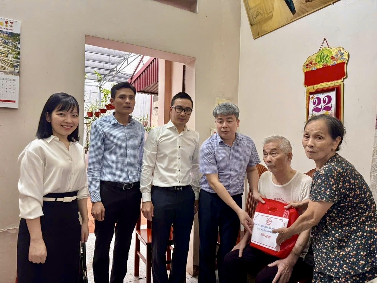 Lãnh đạo xã Ô Diên thăm, tặng quà người có công, gia đình chính sách tiêu biểu- Ảnh 2.
