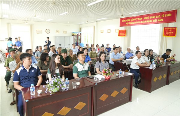 Xã Gia Lâm trao quà cho các đối tượng chính sách nhân kỷ niệm 78 năm Ngày Thương binh - Liệt sĩ (27/7/1947 - 27/7/2025)- Ảnh 1.