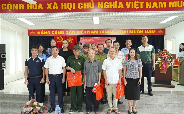 Xã Gia Lâm trao quà cho các đối tượng chính sách nhân kỷ niệm 78 năm Ngày Thương binh - Liệt sĩ (27/7/1947 - 27/7/2025)- Ảnh 2.