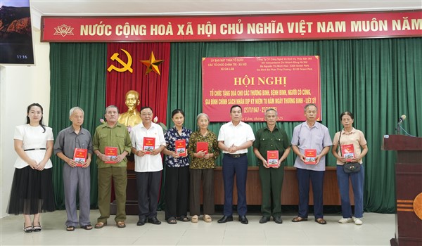 Xã Gia Lâm trao quà cho các đối tượng chính sách nhân kỷ niệm 78 năm Ngày Thương binh - Liệt sĩ (27/7/1947 - 27/7/2025)- Ảnh 4.