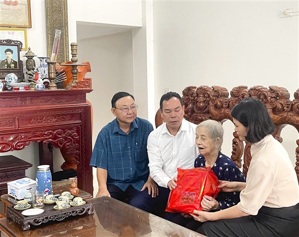Xã Gia Lâm trao quà cho các đối tượng chính sách nhân kỷ niệm 78 năm Ngày Thương binh - Liệt sĩ (27/7/1947 - 27/7/2025)- Ảnh 7.