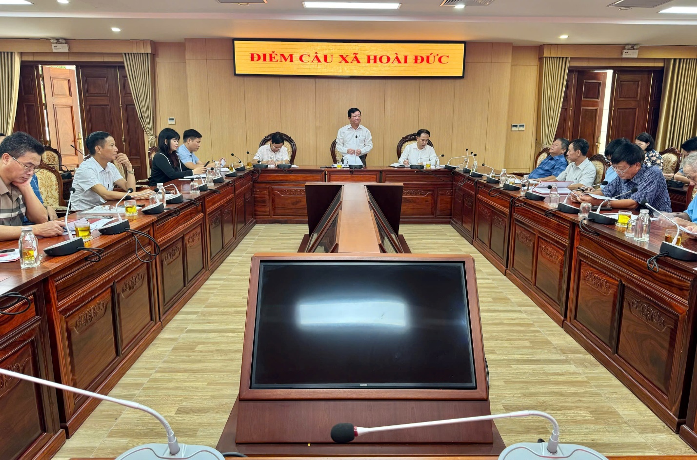 Đảng uỷ xã Hoài Đức tổ chức hội nghị lấy ý kiến đóng góp vào dự thảo báo cáo chính trị Đại hội đại biểu Đảng bộ xã Hoài Đức lần thứ I, nhiệm kỳ 2025-2030- Ảnh 1.
