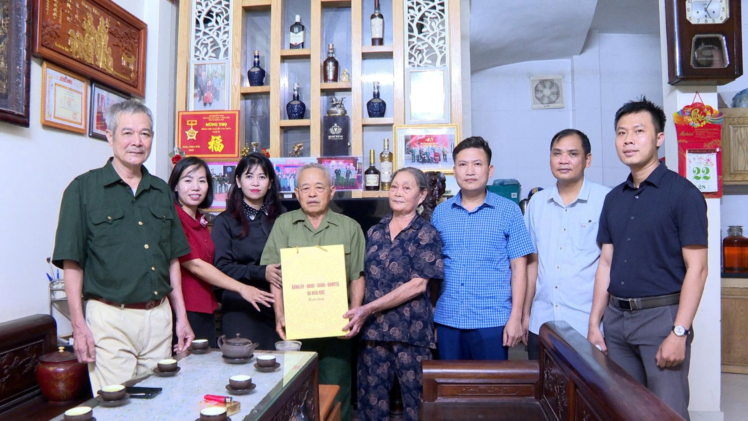 Đồng chí Lê Thi Điểm-UV BTV, Chủ tịch UB MTTQ xã Hoài Đức thăm hỏi, tặng quà người có công tiêu biểu- Ảnh 2.