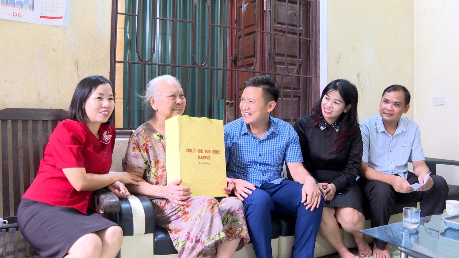 Đồng chí Lê Thi Điểm-UV BTV, Chủ tịch UB MTTQ xã Hoài Đức thăm hỏi, tặng quà người có công tiêu biểu- Ảnh 3.