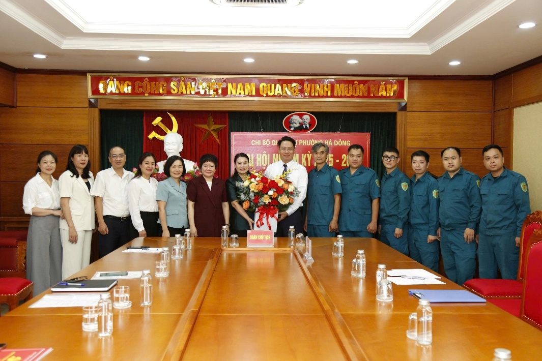Có thể là hình ảnh về 14 người và văn bản