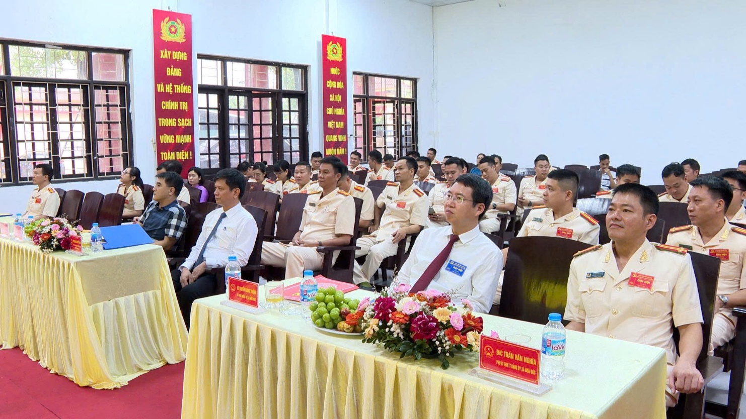 UBND xã khen thưởng đột xuất các tập thể, cá nhân Công an xã có thành tích xuất sắc trong điều tra khám phá vụ chế tạo, tàng trữ trái phép vũ khí quân dụng- Ảnh 1.