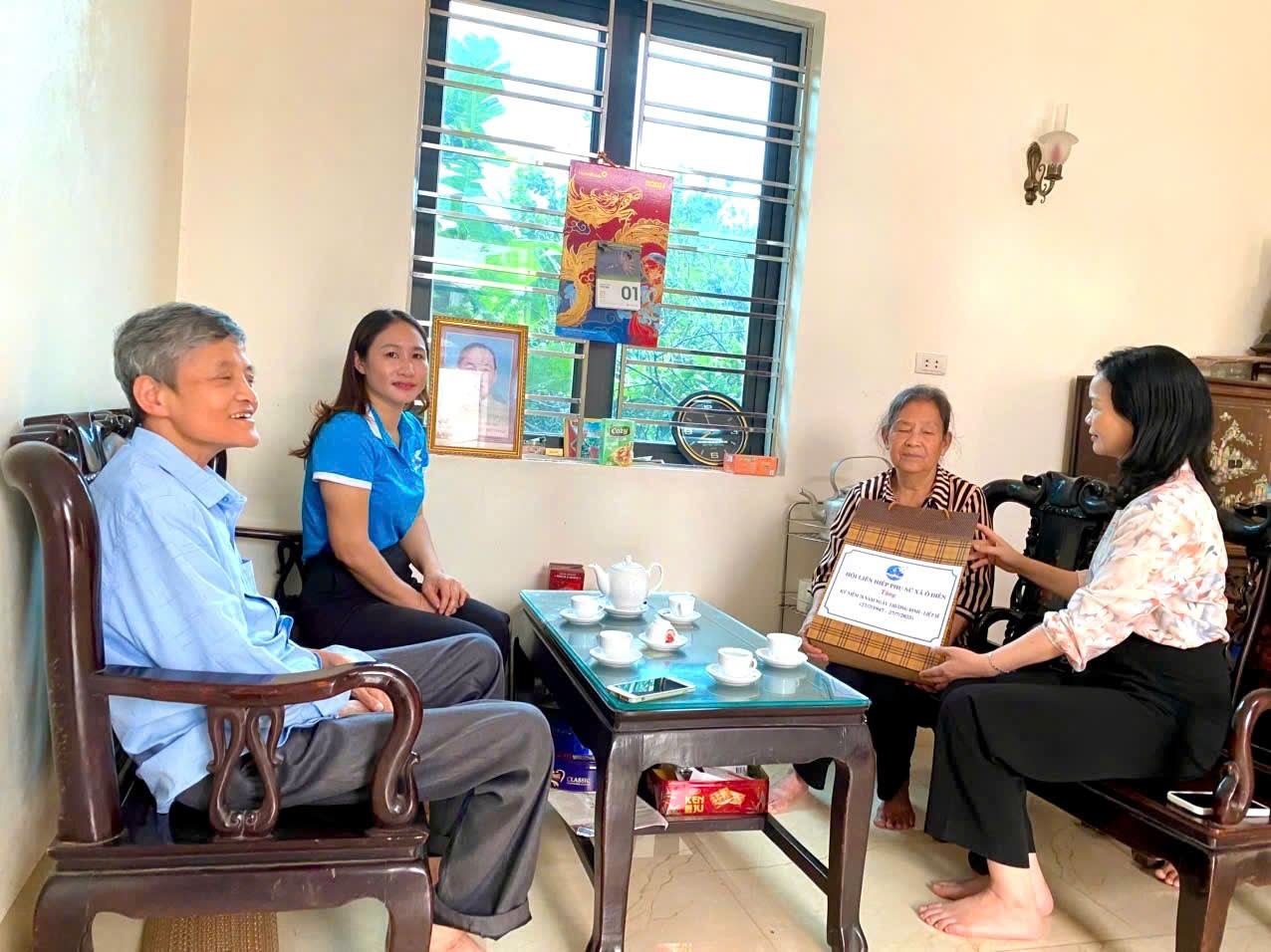 Uỷ ban MTTQ, Hội Liên hiệp Phụ nữ xã ô diên thăm, tặng quà người có công với cách mạng, gia đình chính sách- Ảnh 1.