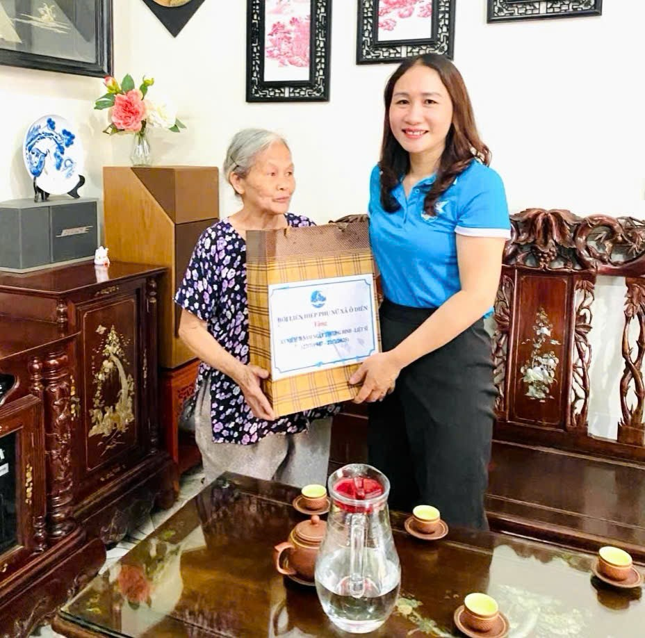 Uỷ ban MTTQ, Hội Liên hiệp Phụ nữ xã ô diên thăm, tặng quà người có công với cách mạng, gia đình chính sách- Ảnh 2.