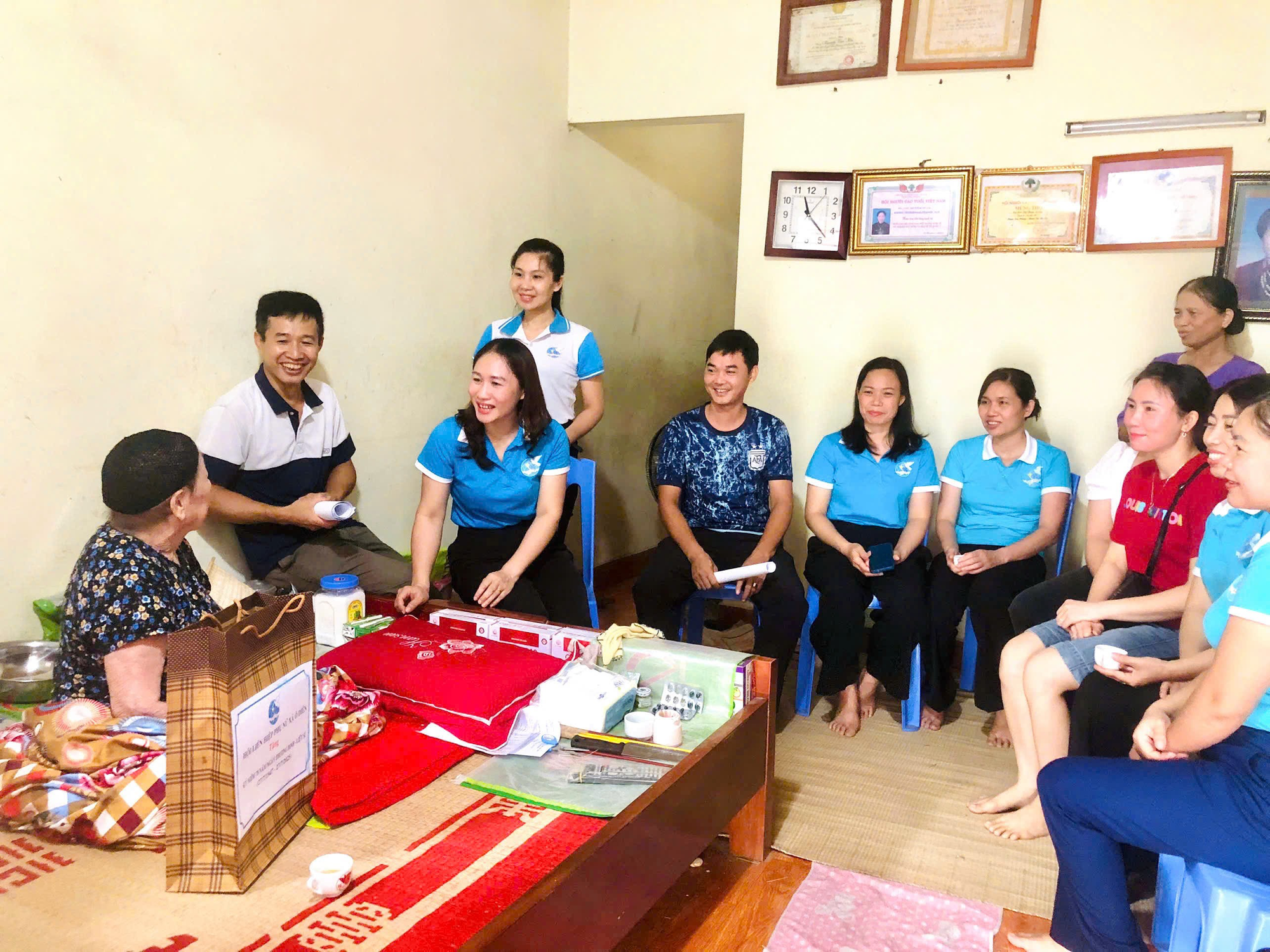 Uỷ ban MTTQ, Hội Liên hiệp Phụ nữ xã ô diên thăm, tặng quà người có công với cách mạng, gia đình chính sách- Ảnh 3.