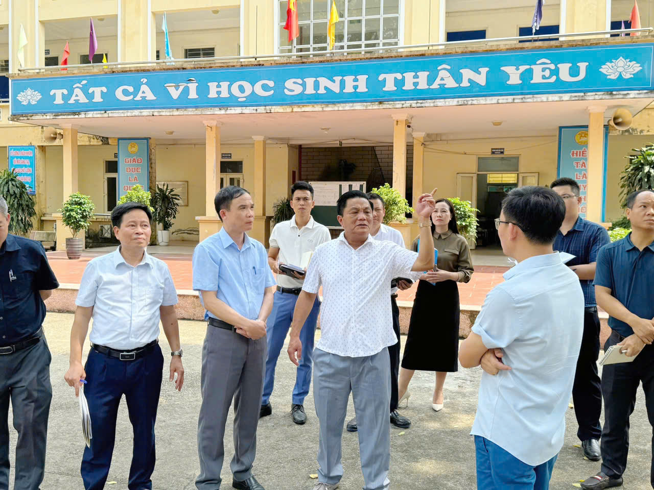 Chủ tịch UBND xã Mê Linh làm việc với hiệu trưởng các trường, Bí thư Chi bộ, trưởng các thôn0- Ảnh 5.