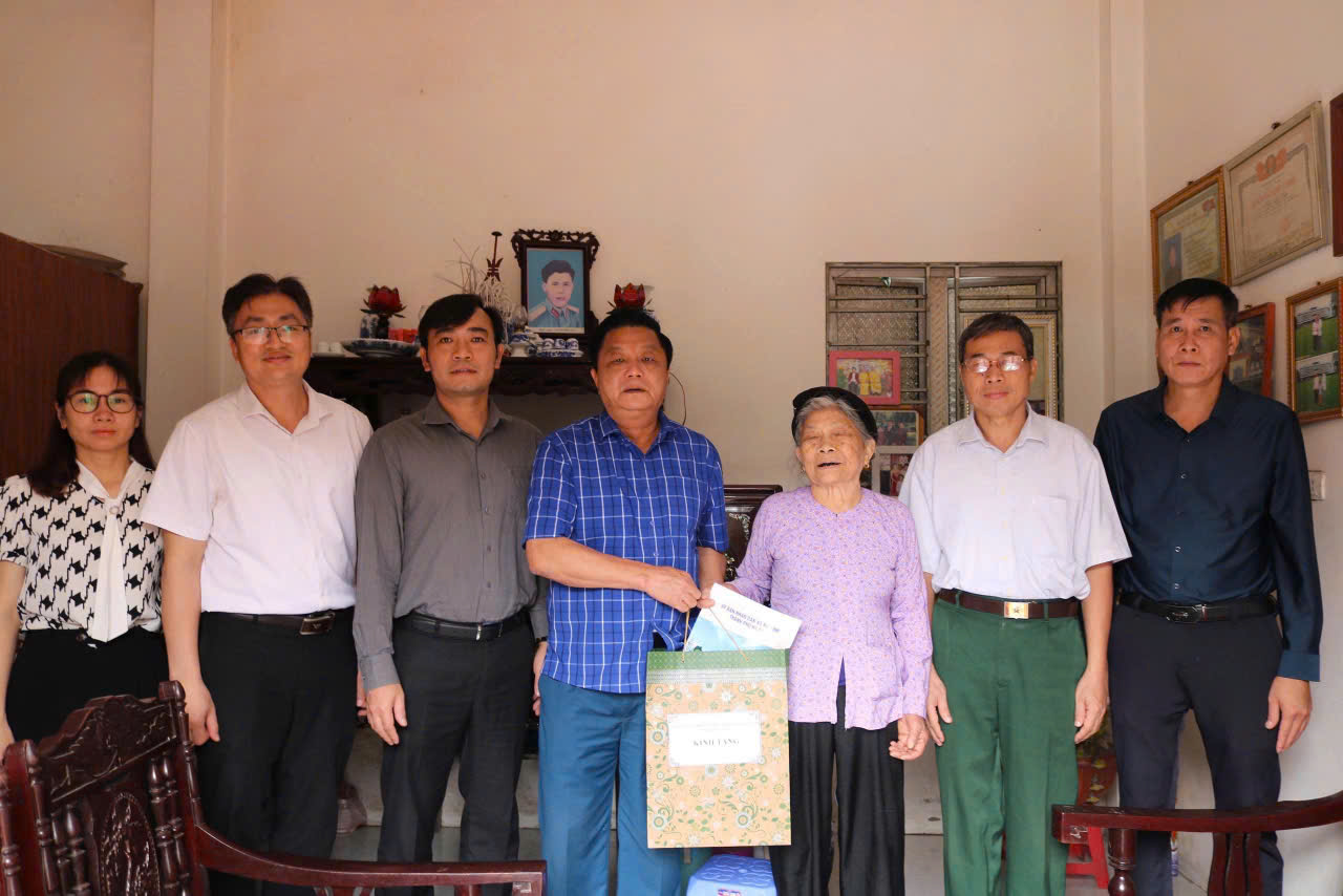 Mê Linh: Đồng chí Trần Thanh Hoài - Phó Bí thư Đảng ủy, Chủ tịch UBND xã thăm, tặng quà tri ân các gia đình chính sách- Ảnh 1.