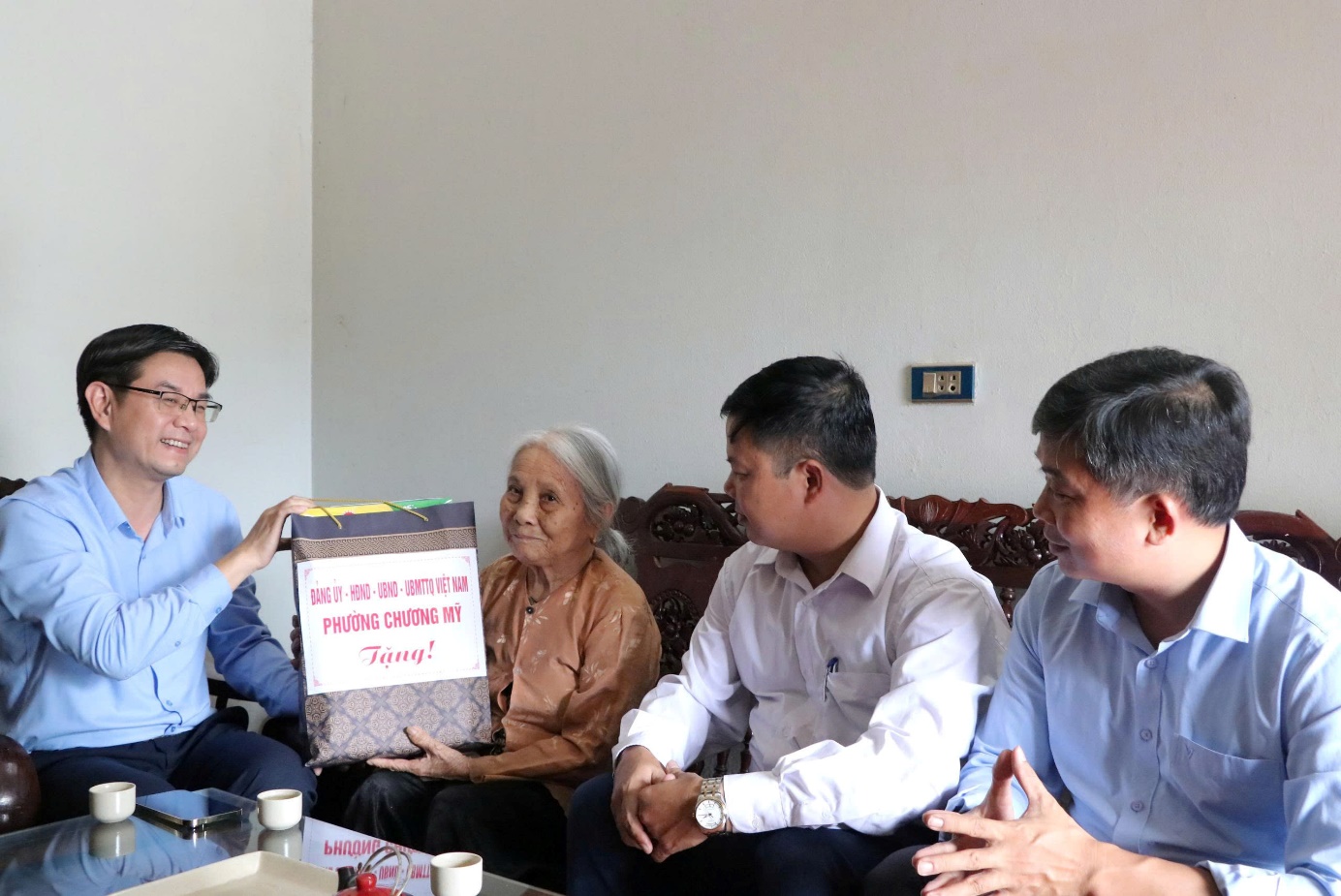 Phường Chương Mỹ tổ chức thăm hỏi, tặng quà các gia đình chính sách nhân dịp kỷ niệm 78 năm Ngày Thương binh - Liệt sỹ 27/7/1947 - 27/7/2025- Ảnh 1.