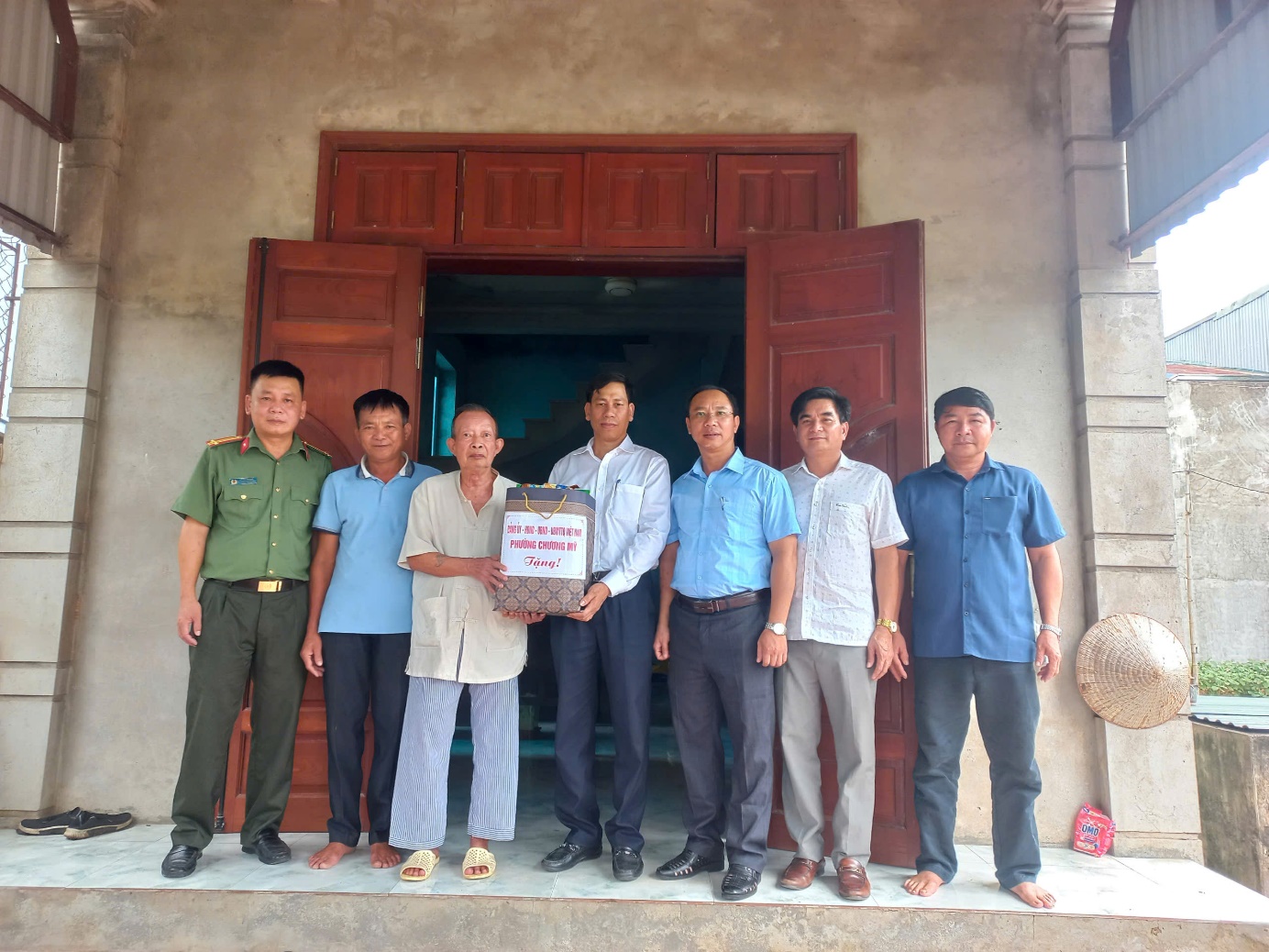Phường Chương Mỹ tổ chức thăm hỏi, tặng quà các gia đình chính sách nhân dịp kỷ niệm 78 năm Ngày Thương binh - Liệt sỹ 27/7/1947 - 27/7/2025- Ảnh 3.