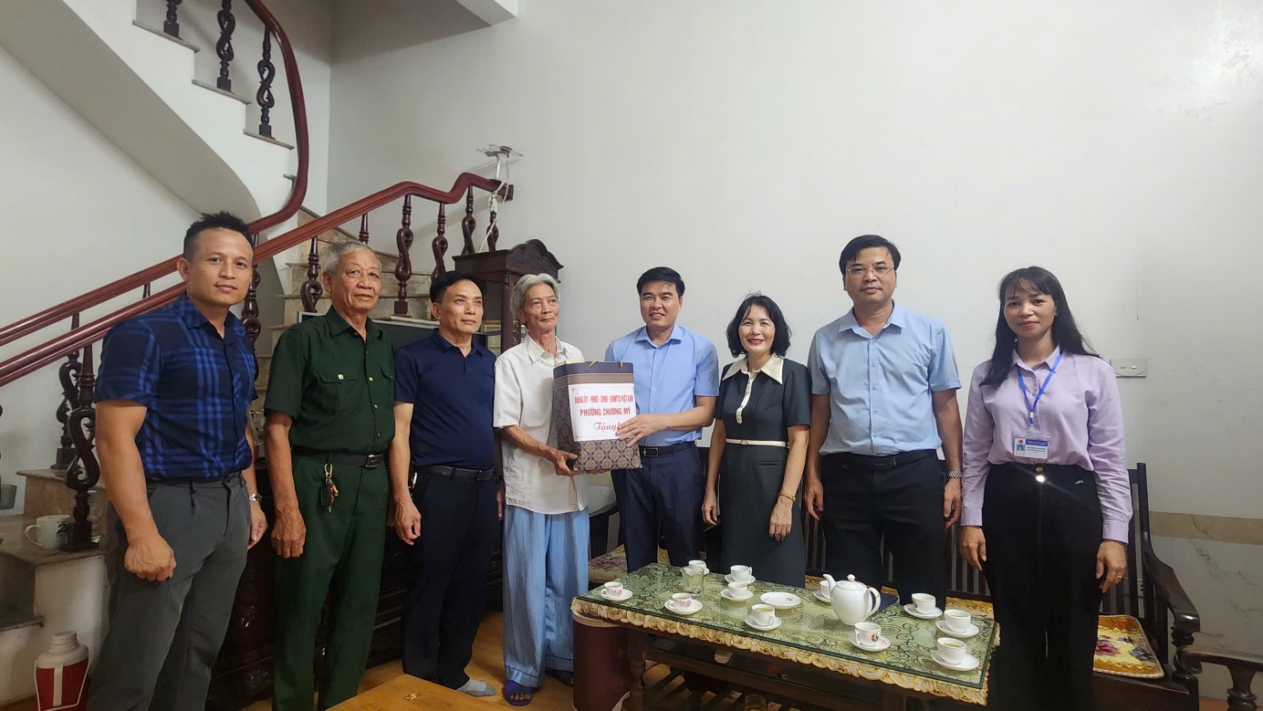 Phường Chương Mỹ tổ chức thăm hỏi, tặng quà các gia đình chính sách nhân dịp kỷ niệm 78 năm Ngày Thương binh - Liệt sỹ 27/7/1947 - 27/7/2025- Ảnh 5.