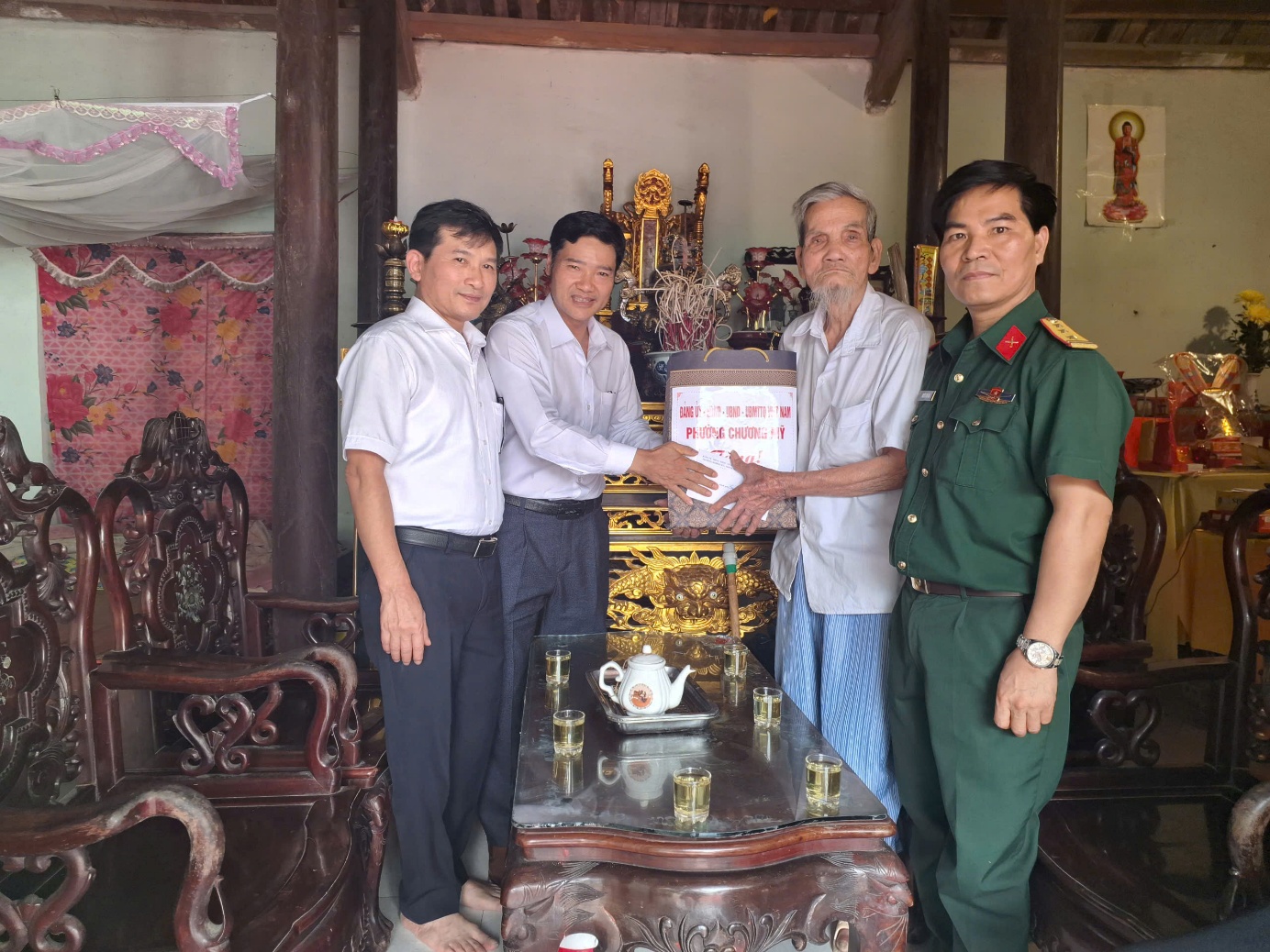 Phường Chương Mỹ tổ chức thăm hỏi, tặng quà các gia đình chính sách nhân dịp kỷ niệm 78 năm Ngày Thương binh - Liệt sỹ 27/7/1947 - 27/7/2025- Ảnh 8.