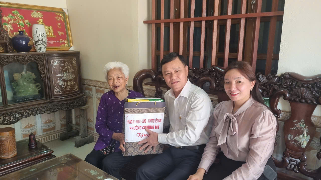 Phường Chương Mỹ tổ chức thăm hỏi, tặng quà các gia đình chính sách nhân dịp kỷ niệm 78 năm Ngày Thương binh - Liệt sỹ 27/7/1947 - 27/7/2025- Ảnh 10.