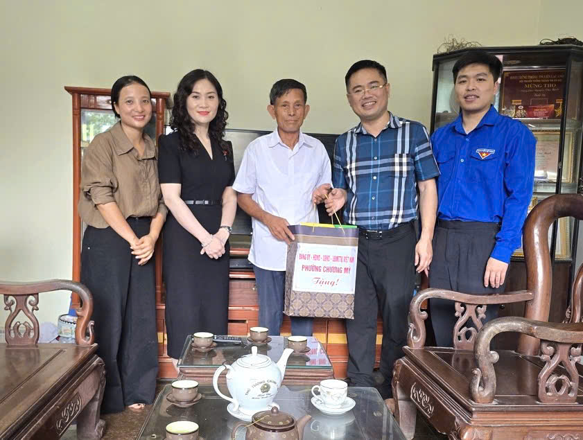 Phường Chương Mỹ tổ chức thăm hỏi, tặng quà các gia đình chính sách nhân dịp kỷ niệm 78 năm Ngày Thương binh - Liệt sỹ 27/7/1947 - 27/7/2025- Ảnh 12.