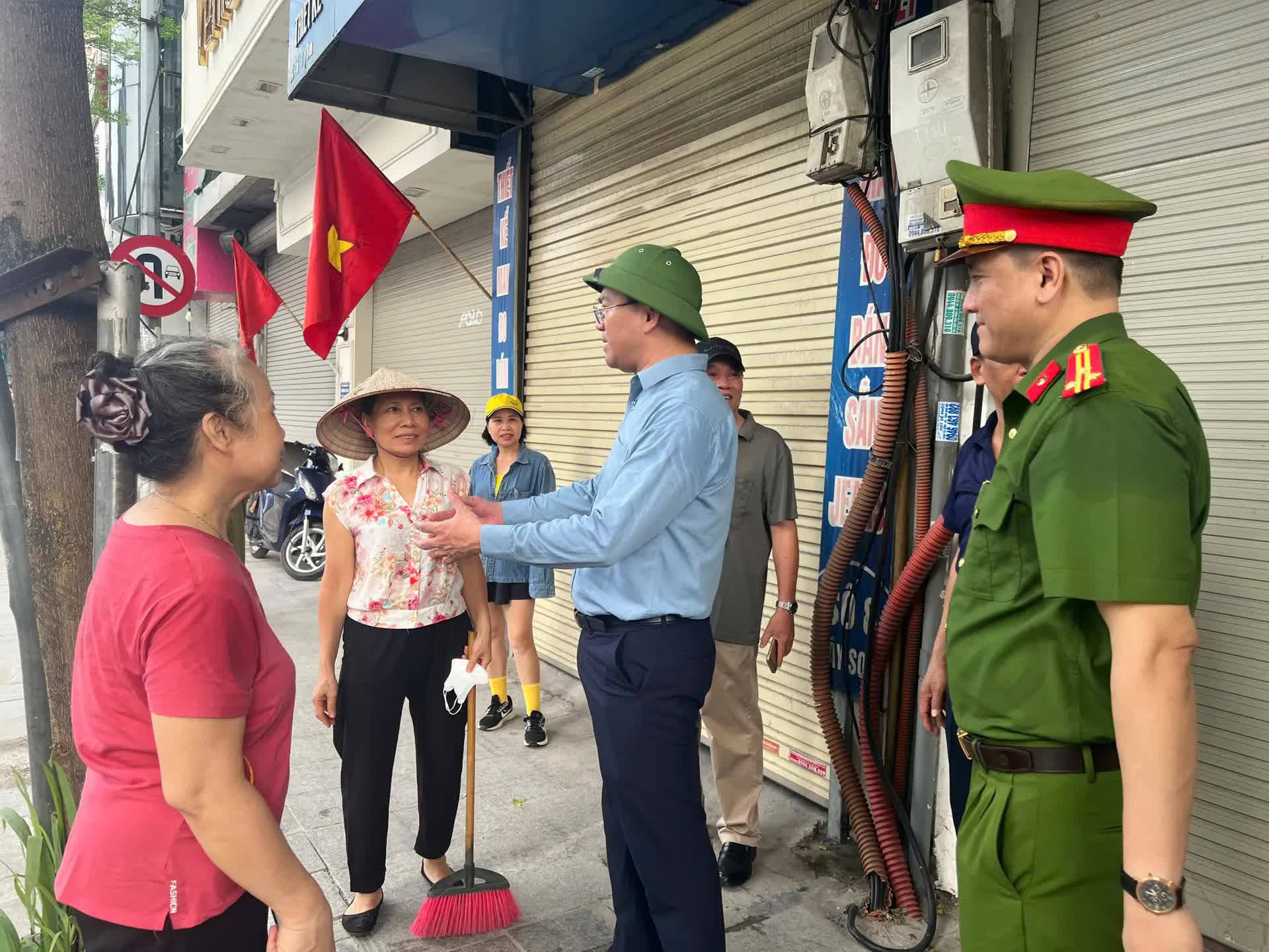 Phường Đống Đa ra quân phát động đợt cao điểm đảm bảo trật tự đô thị- Ảnh 7.