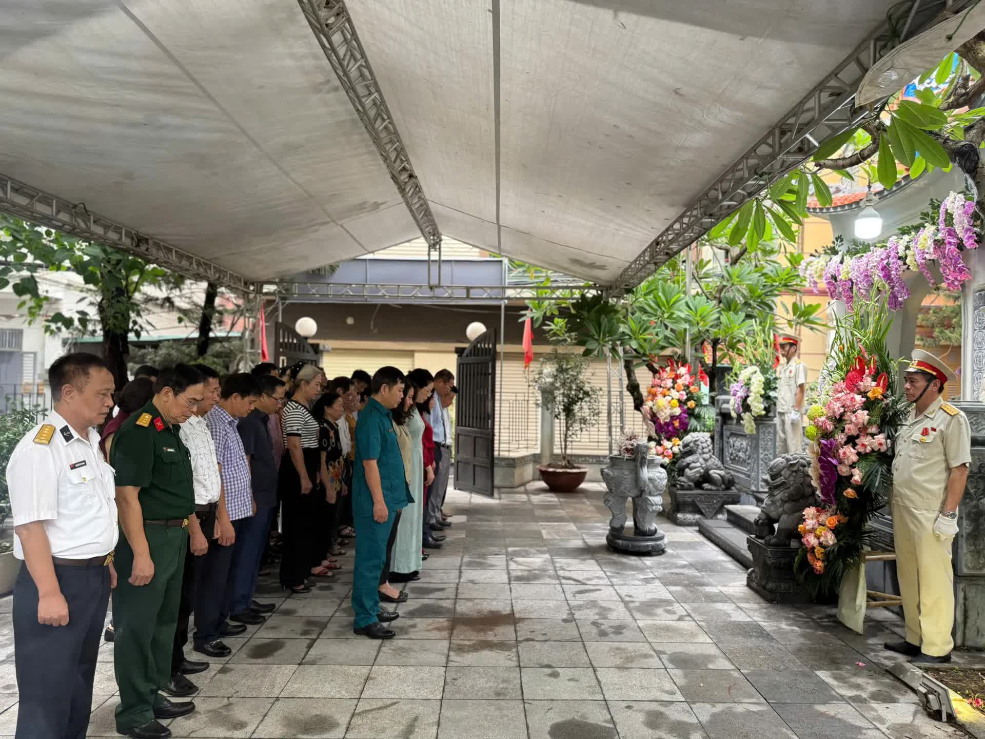 Lãnh đạo phường Đống Đa dâng hương tưởng niệm các anh hùng liệt sĩ- Ảnh 1.