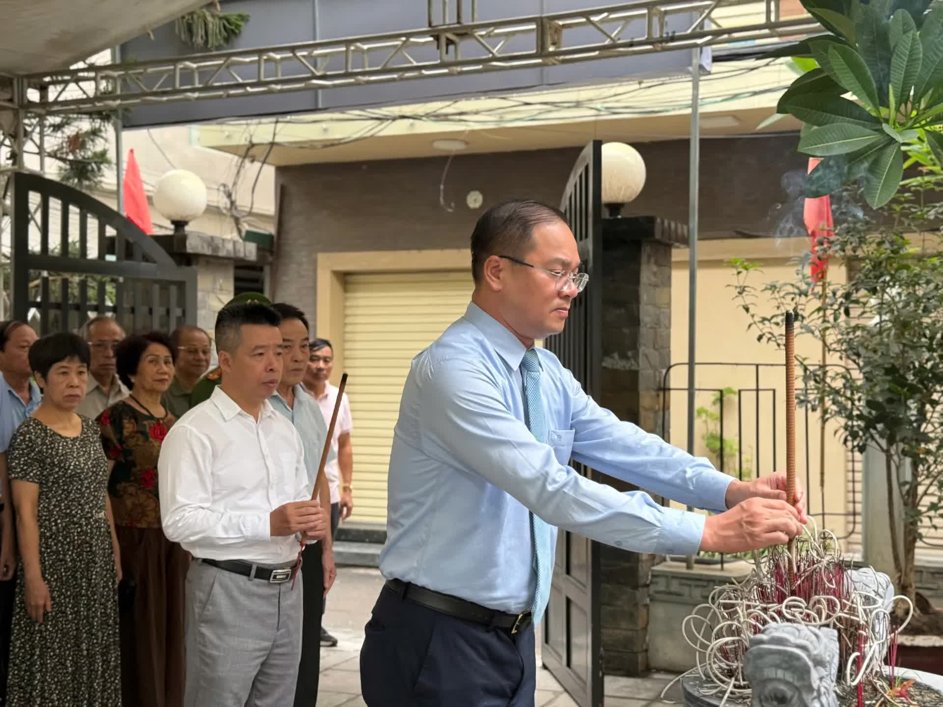 Lãnh đạo phường Đống Đa dâng hương tưởng niệm các anh hùng liệt sĩ- Ảnh 2.