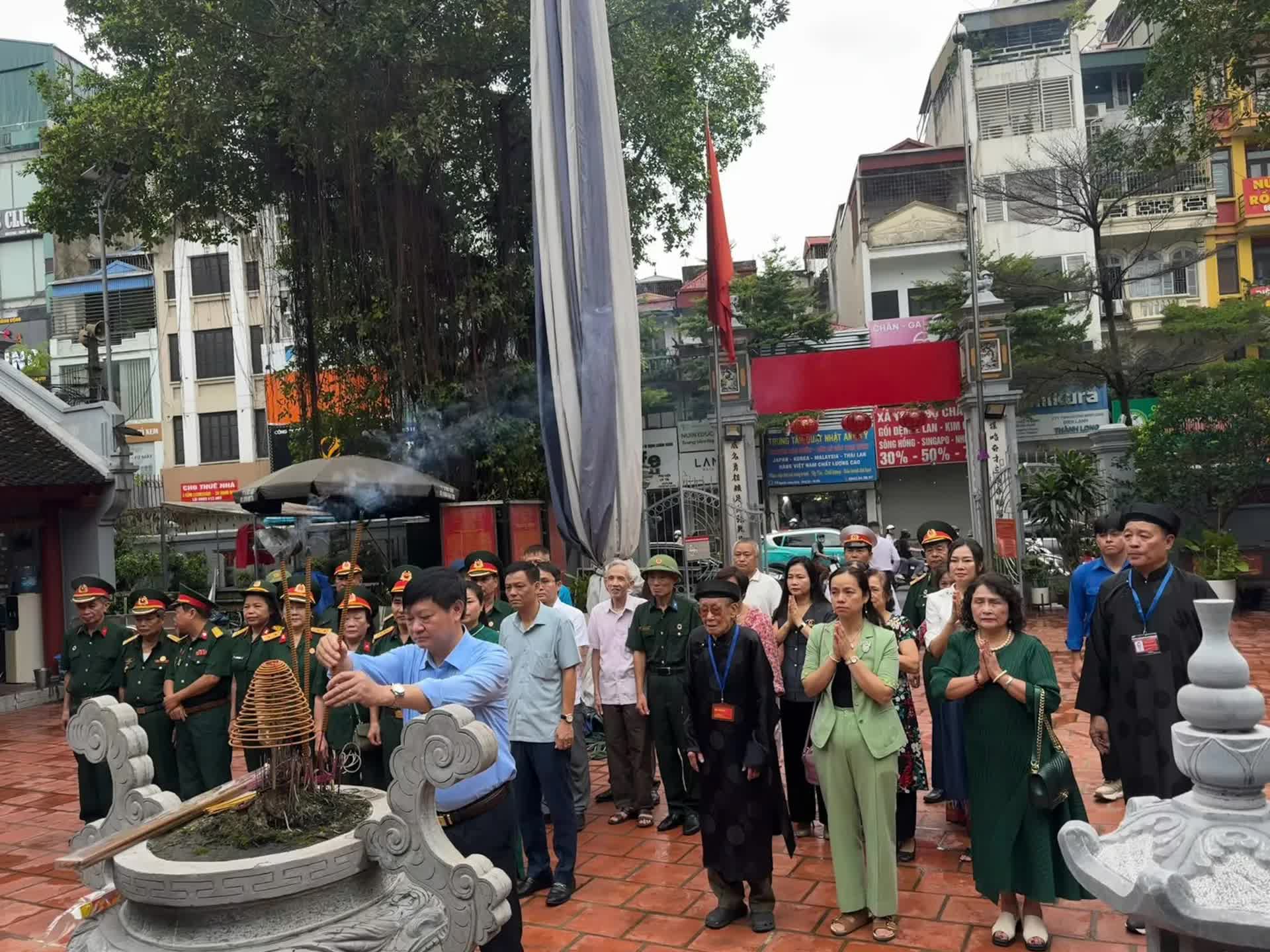 Lãnh đạo phường Đống Đa dâng hương tưởng niệm các anh hùng liệt sĩ- Ảnh 3.