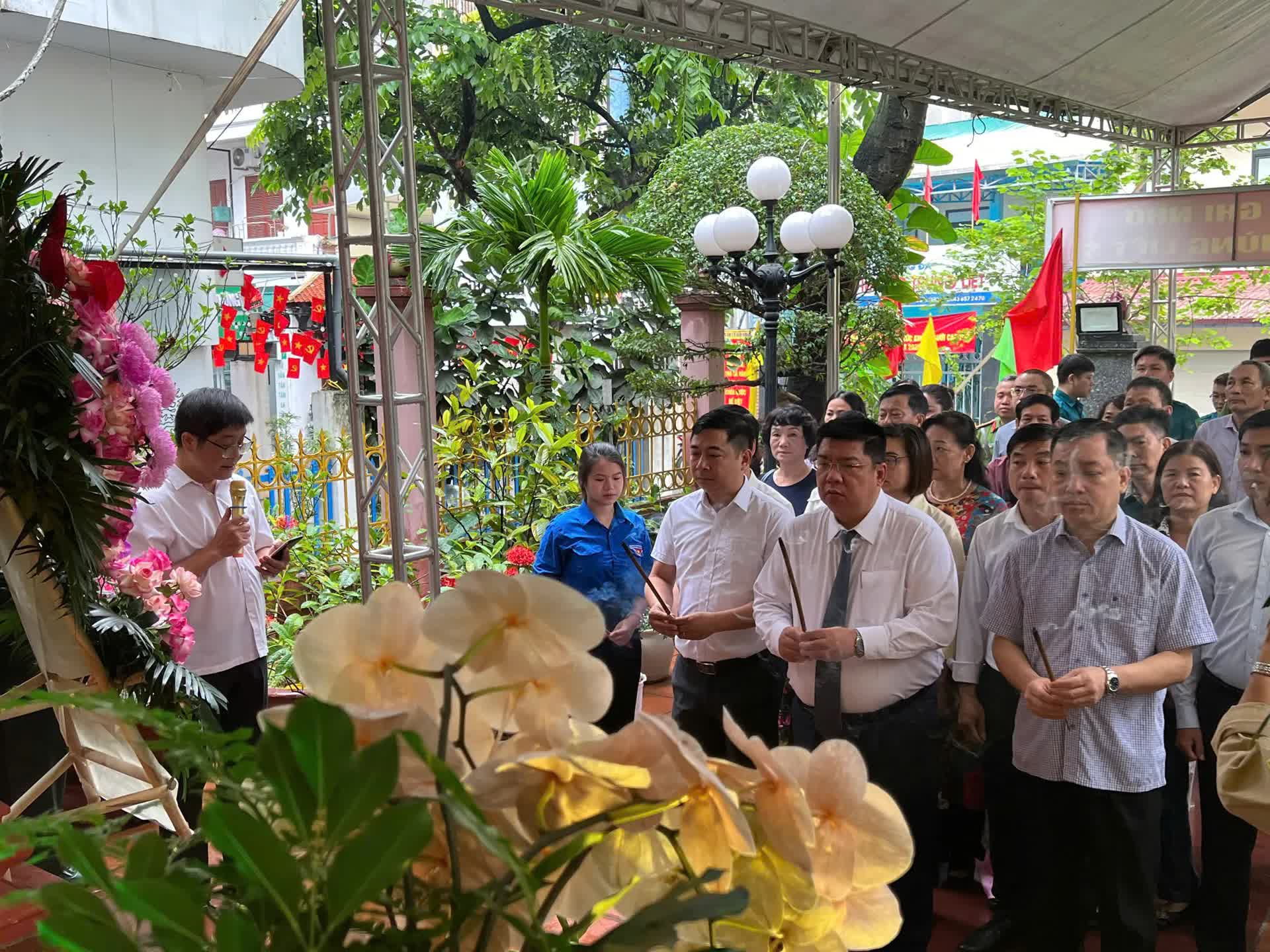 Lãnh đạo phường Đống Đa dâng hương tưởng niệm các anh hùng liệt sĩ- Ảnh 4.