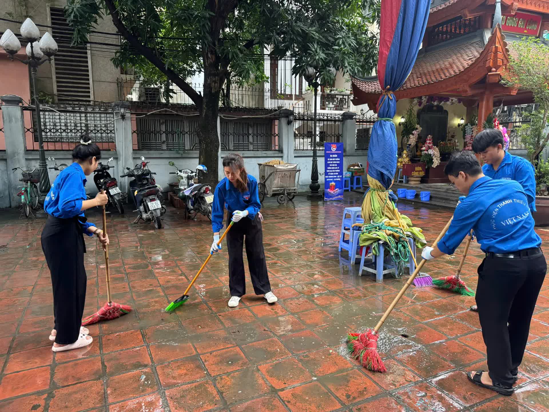 Lãnh đạo phường Đống Đa dâng hương tưởng niệm các anh hùng liệt sĩ- Ảnh 6.