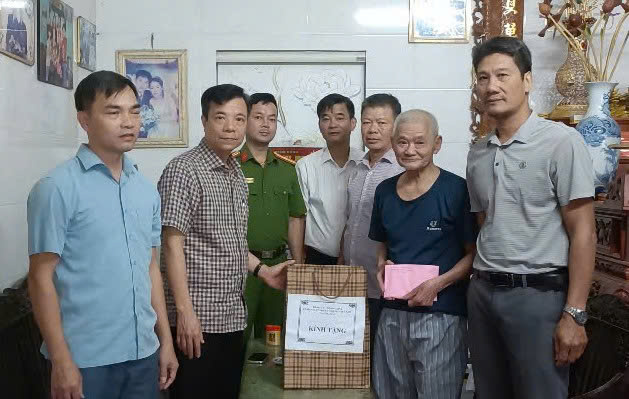 ỨNG HÒA THĂM VÀ TẶNG QUÀ GIA ĐÌNH CÓ CÔNG VỚI CÁCH MẠNG NHÂN KỶ NIỆM NGÀY THƯƠNG BINH LIỆT SỸ 27/7- Ảnh 2.