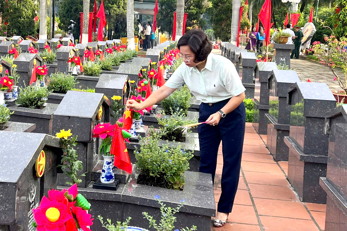 Đoàn đại biểu phường Thanh Xuân dâng hương tại Nghĩa trang Liệt sĩ Thành  phố nhân kỷ niệm 78 năm ngày thương binh - liệt sĩ (27/7/1947 - 27/7/2025)