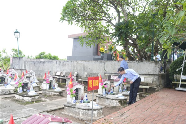 Lãnh đạo xã Gia Lâm dâng hương tưởng niệm các Anh hùng liệt sỹ nhân kỷ niệm Ngày Thương binh - Liệt sỹ 27/7- Ảnh 3.