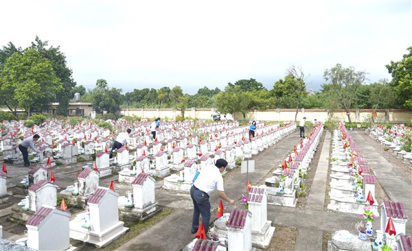 Lãnh đạo xã Gia Lâm dâng hương tưởng niệm các Anh hùng liệt sỹ nhân kỷ niệm Ngày Thương binh - Liệt sỹ 27/7- Ảnh 4.