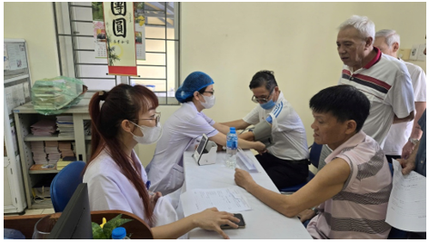 Trạm Y tế phường Từ Liêm phối hợp với Bệnh viên Đa khoa Xanh Pôn đã tổ chức buổi khám, tư vấn sức khỏe và cấp thuốc miễn phí cho các gia đình chính sách nhân kỷ niệm 78 năm Ngày Thương binh – Liệt sĩ (27/7/1947 – 27/7/2025)- Ảnh 3.