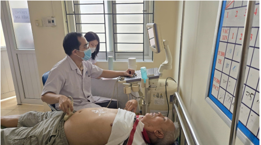 Trạm Y tế phường Từ Liêm phối hợp với Bệnh viên Đa khoa Xanh Pôn đã tổ chức buổi khám, tư vấn sức khỏe và cấp thuốc miễn phí cho các gia đình chính sách nhân kỷ niệm 78 năm Ngày Thương binh – Liệt sĩ (27/7/1947 – 27/7/2025)- Ảnh 4.