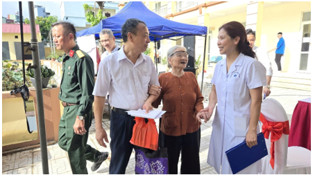 Trạm Y tế phường Từ Liêm phối hợp với Bệnh viên Đa khoa Xanh Pôn đã tổ chức buổi khám, tư vấn sức khỏe và cấp thuốc miễn phí cho các gia đình chính sách nhân kỷ niệm 78 năm Ngày Thương binh – Liệt sĩ (27/7/1947 – 27/7/2025)- Ảnh 5.