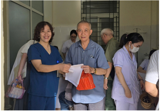 Trạm Y tế phường Từ Liêm phối hợp với Bệnh viên Đa khoa Xanh Pôn đã tổ chức buổi khám, tư vấn sức khỏe và cấp thuốc miễn phí cho các gia đình chính sách nhân kỷ niệm 78 năm Ngày Thương binh – Liệt sĩ (27/7/1947 – 27/7/2025)- Ảnh 6.