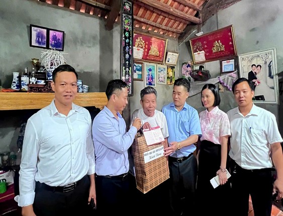 Lãnh đạo xã Hát Môn thăm, tặng quà các gia đình chính sách nhân kỷ niệm 78 năm Ngày Thương binh - Liệt sĩ- Ảnh 1.