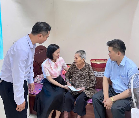 Lãnh đạo xã Hát Môn thăm, tặng quà các gia đình chính sách nhân kỷ niệm 78 năm Ngày Thương binh - Liệt sĩ- Ảnh 2.