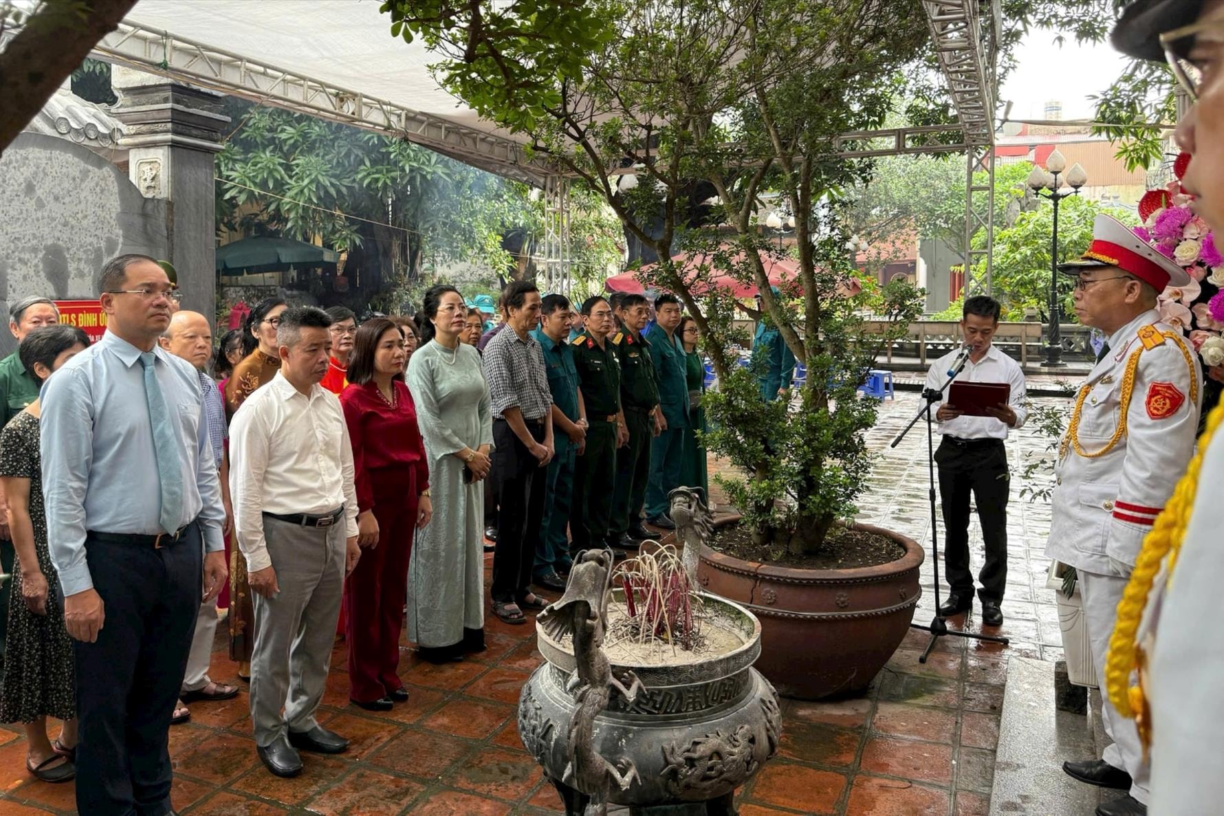 Phường Đống Đa: Dâng hương tưởng niệm các anh hùng, liệt sĩ- Ảnh 1.